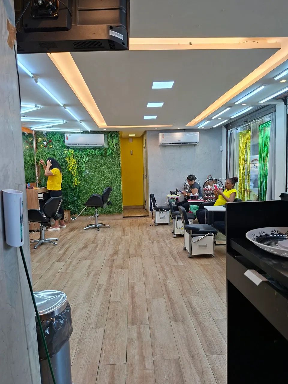 Precisa-se de manicure e cabelereiro c experiencia.