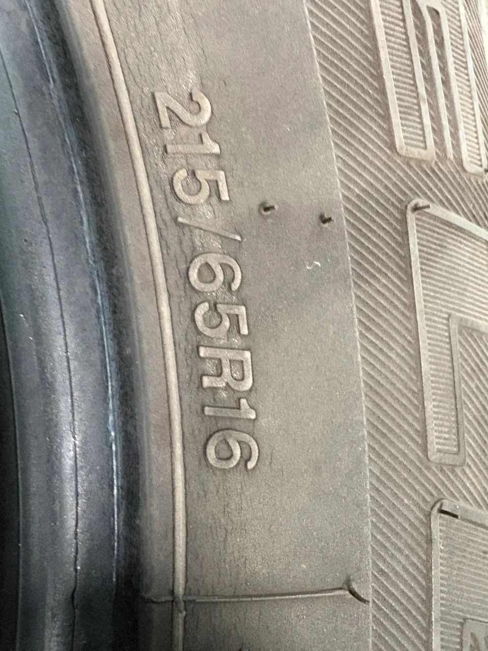 Pneu meia vida 215/65R16 - Foto 2