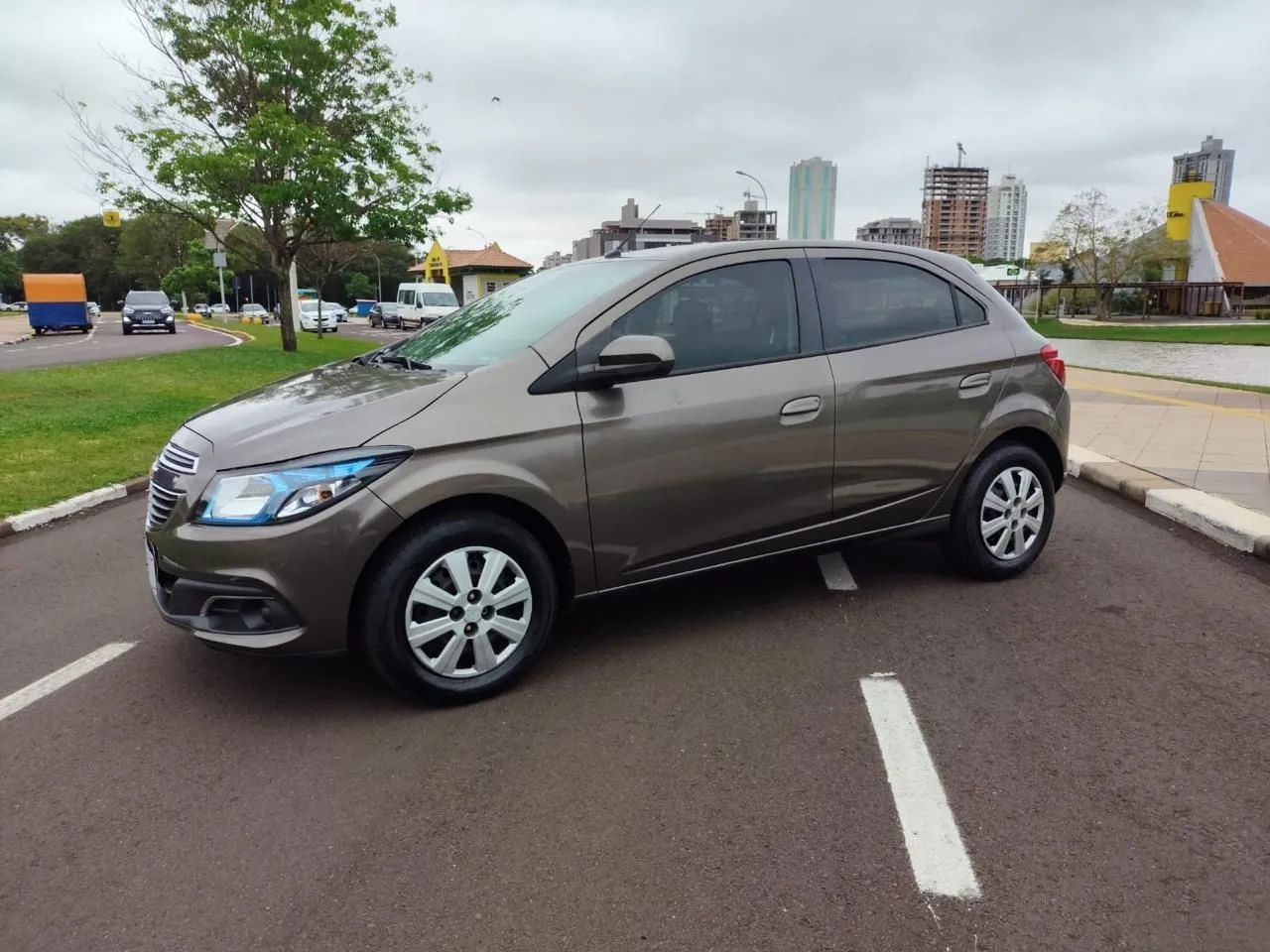 Chevrolet Onix Hatch LT 1.4 8V Flex Power Mec. 4P 2014 - Foto 3