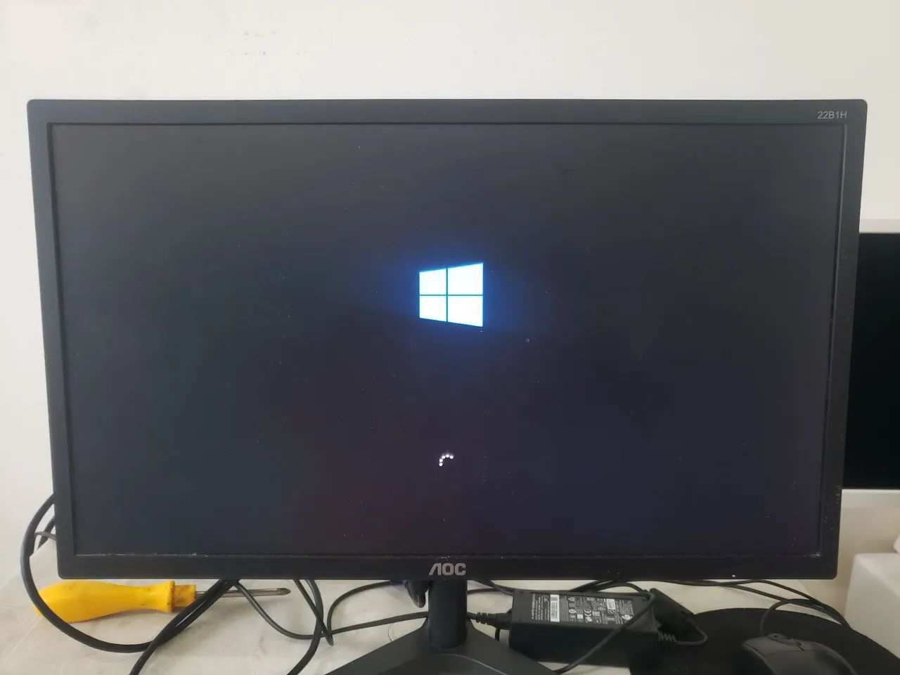 VENDO MONITOR SEMINOVO POUCO USADO E EM PERFEITO ESTADO 22 POLEGADAS, MARCA AOC