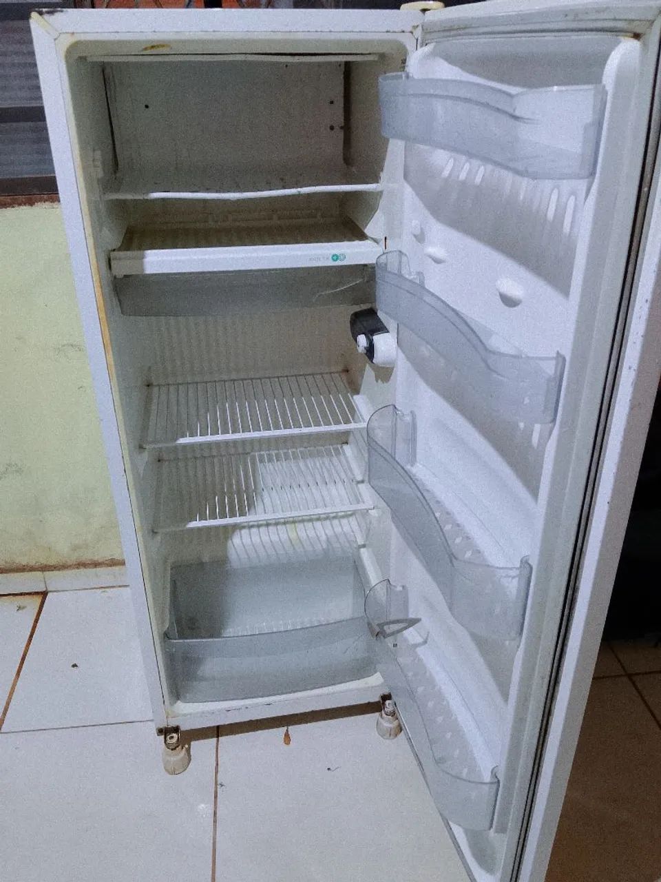 Vendo geladeira funcionando perfeitamente  - Foto 4