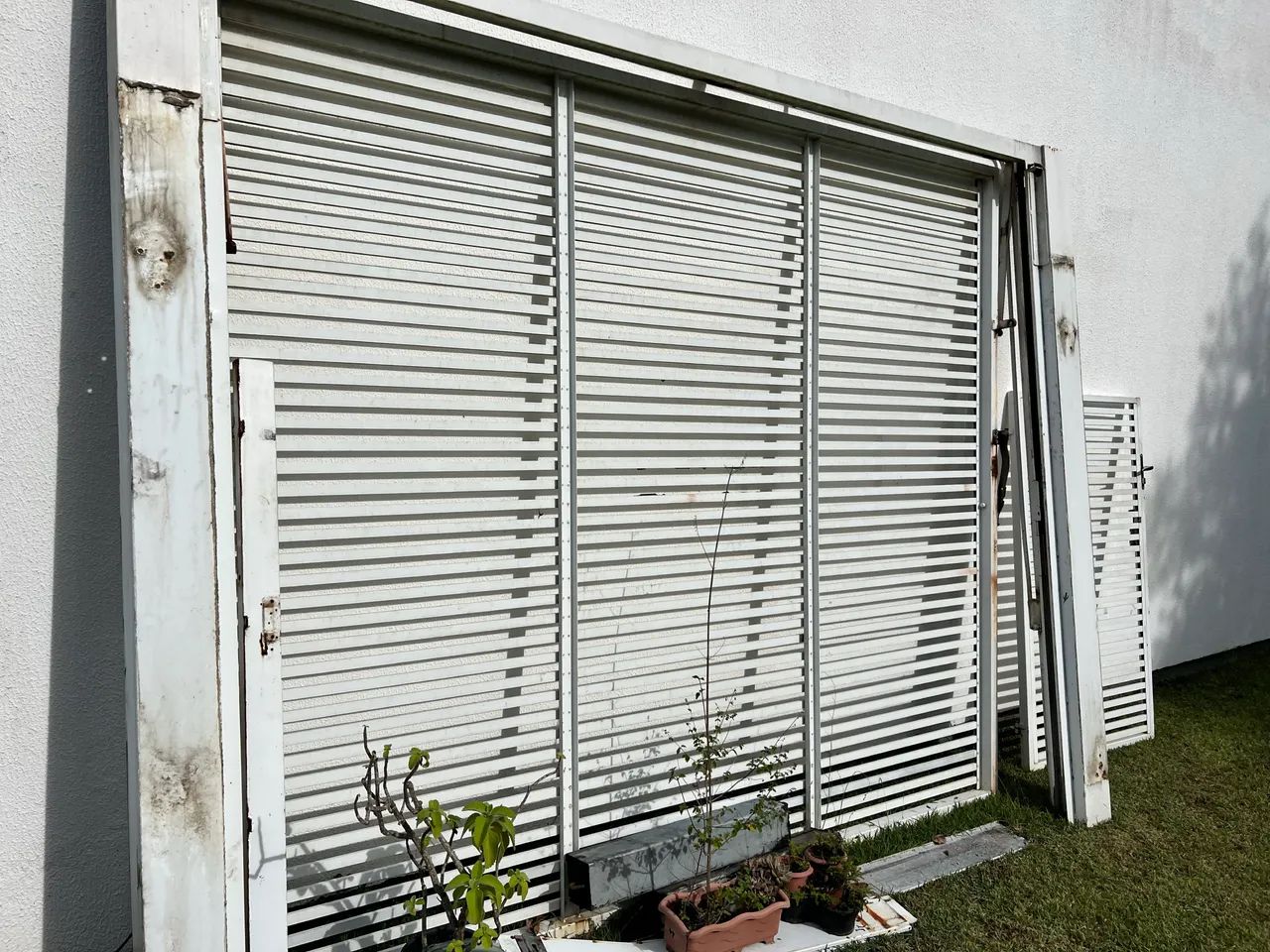 Portão de Alumínio Branco com Porta Social - Foto 3