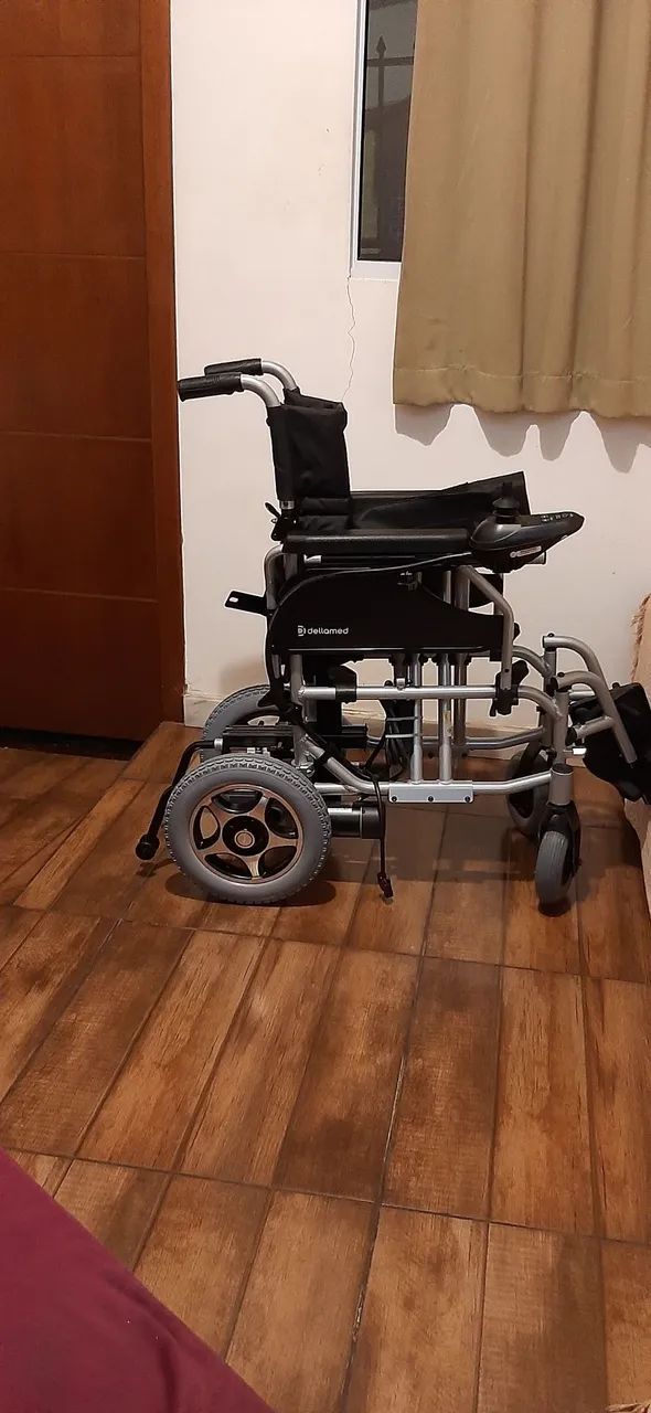 Cadeira de rodas motorizada 