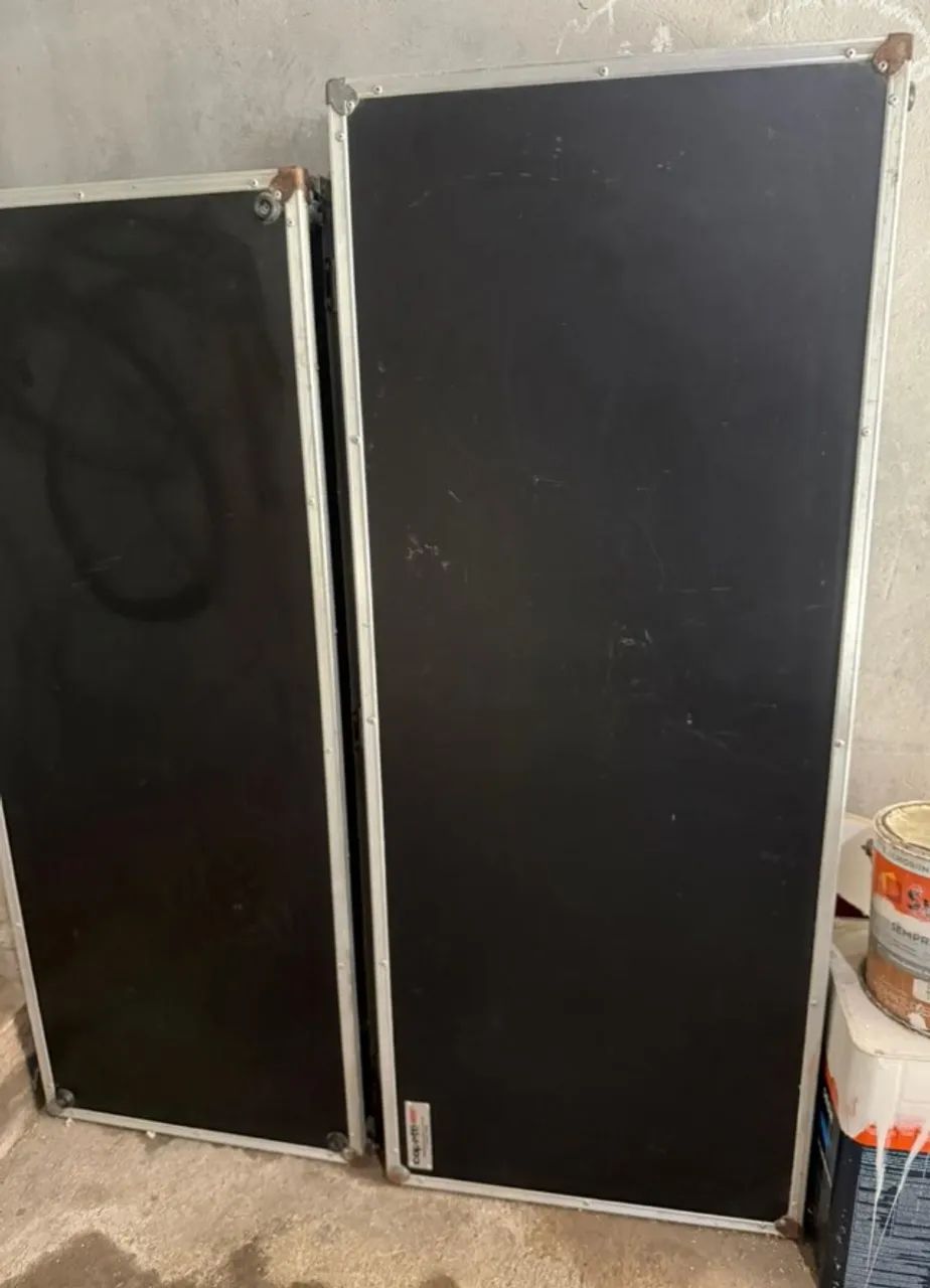 2 (dois) Cases de madeira para instrumento musical