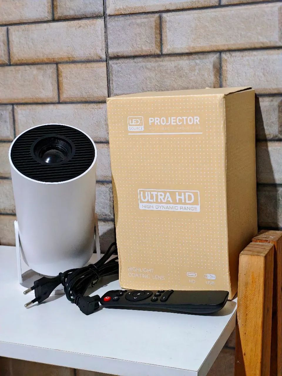 Projetor HY300 Smart Android 11 WiFi Bluetooth 4K - Cinema em Casa - Foto 4