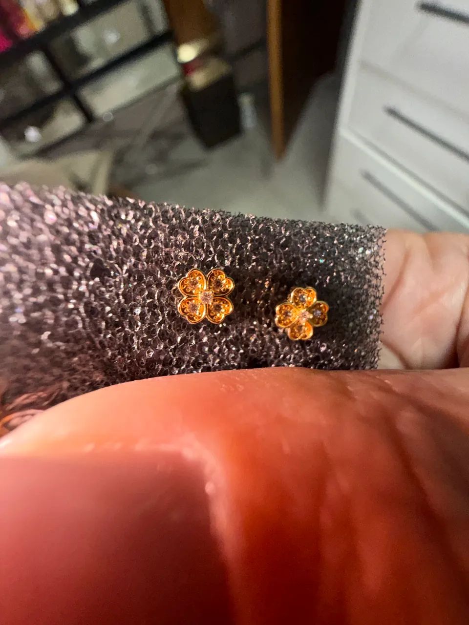 Brinco de trevo de ouro com brilhantes novo - Foto 2