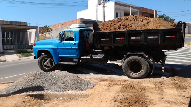 VENDE SE CAMINHÃO BASCULANTE