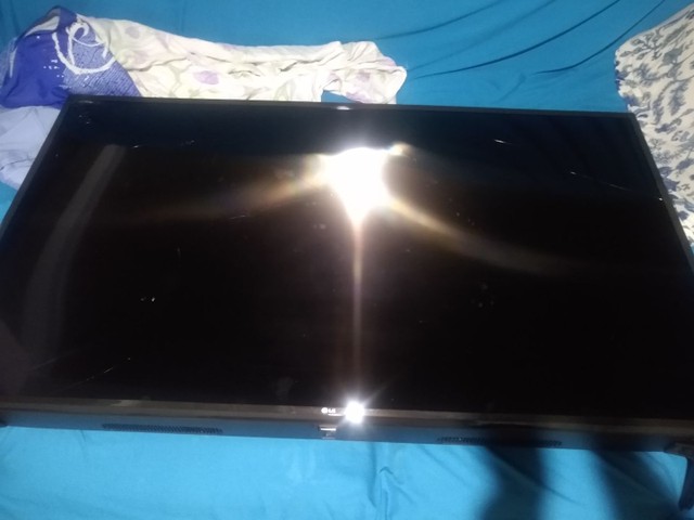 Tv LG Smart 55" com tela quebrada.