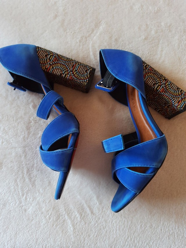 Sandália Azul com salto colorido 