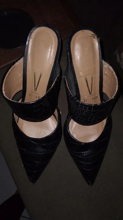 Sandália preta de salto alto com textura de crocodilo - Foto 4