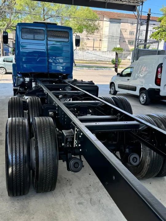 Mercedes Benz Atron 2324 ano 2014 no chassi - Foto 4