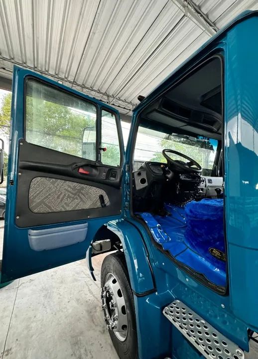 Mercedes Benz Atron 2324 ano 2014 no chassi - Foto 5