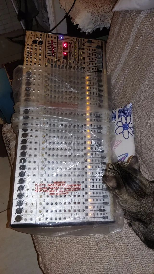 Mesa BEHRINGER SL3242 FX PRO ÚNICO DONO, FUNCIONANDO PERFEITAMENTE 