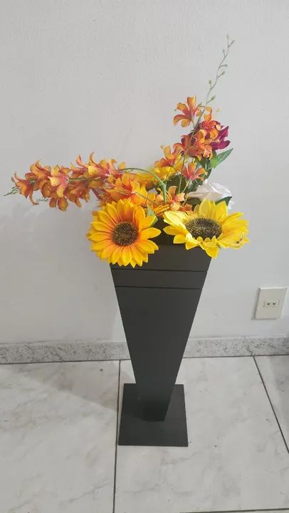 Vaso em MDF preto, com flores artificiais - Foto 4