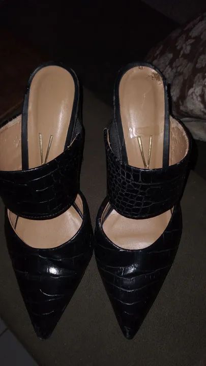 Sandália preta de salto alto com textura de crocodilo