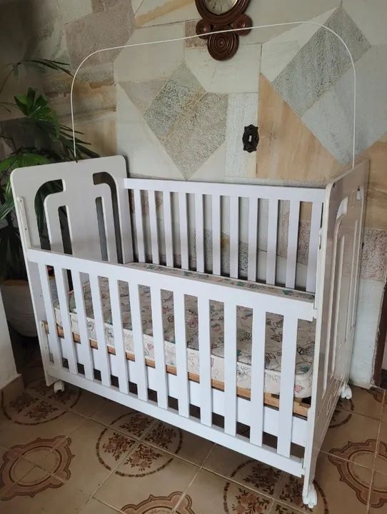 Berço 2 em 1 mini cama com rodinhas e colchão usado  - Foto 3
