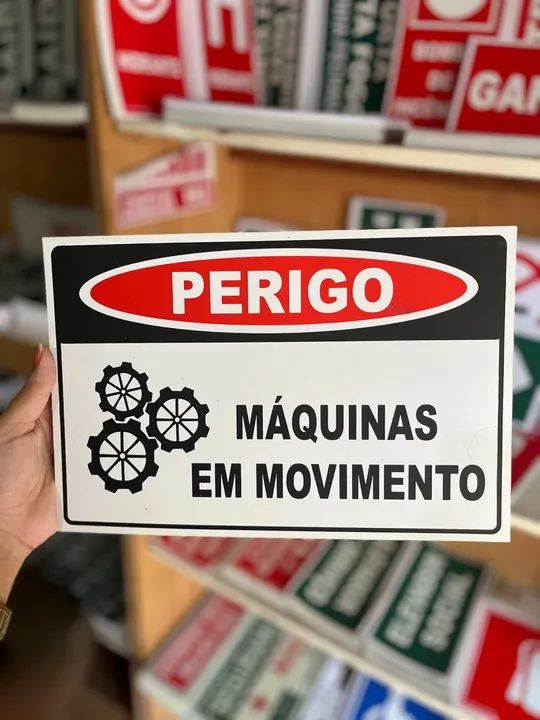 Placa de Sinalização de Perigo Fotoluminescente: Máquinas em Movimento