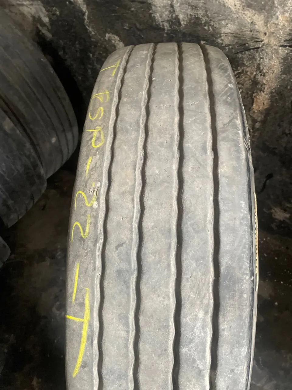 Pneus Usados Meia vida para caminhão PROMOÇÃO, 4 Pneus p/ R$ 1.250,00