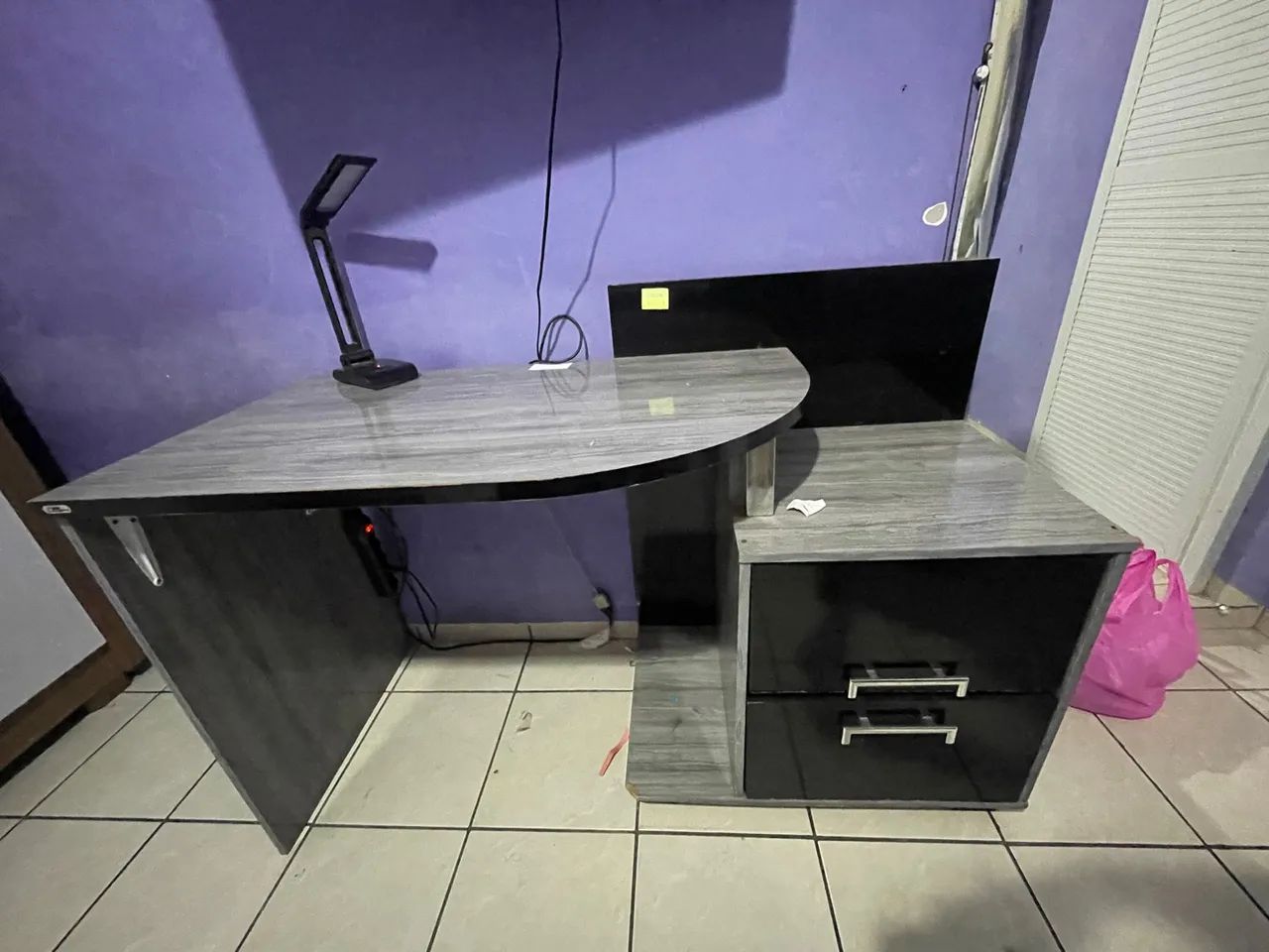 Escrivaninha moderna com 2 gavetas