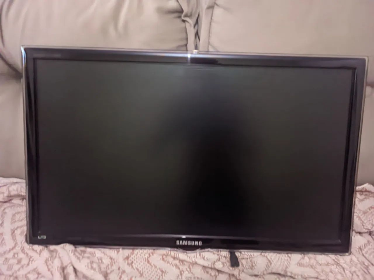 Samsung 32-inch TV, Not a Smart TV.64573375049347121