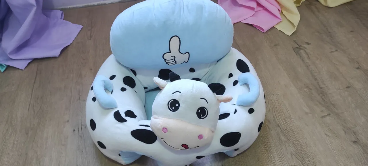 Cadeira de bebê em formato de vaquinha