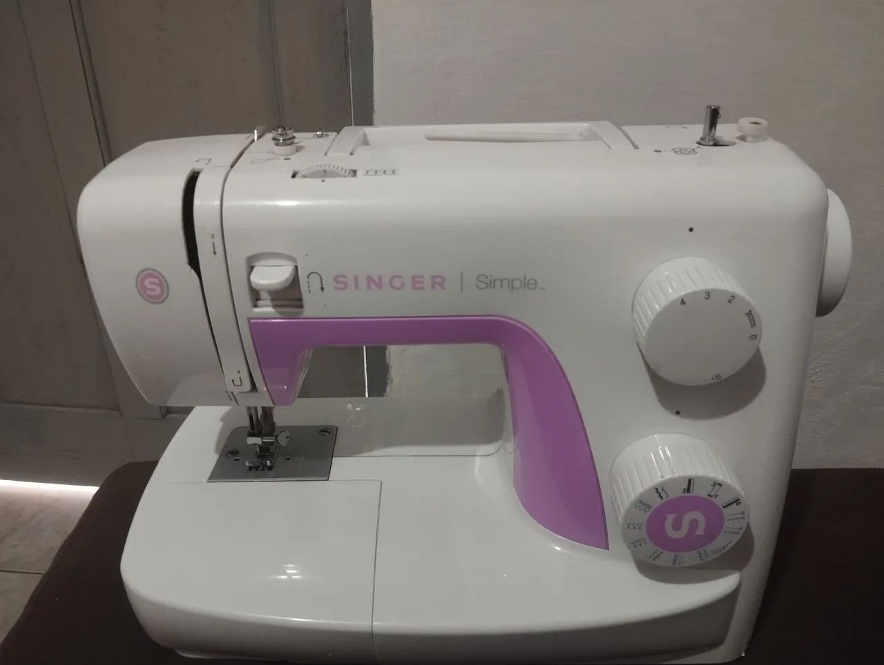 Máquina de Costura Singer - Ótima para Iniciantes - Foto 4