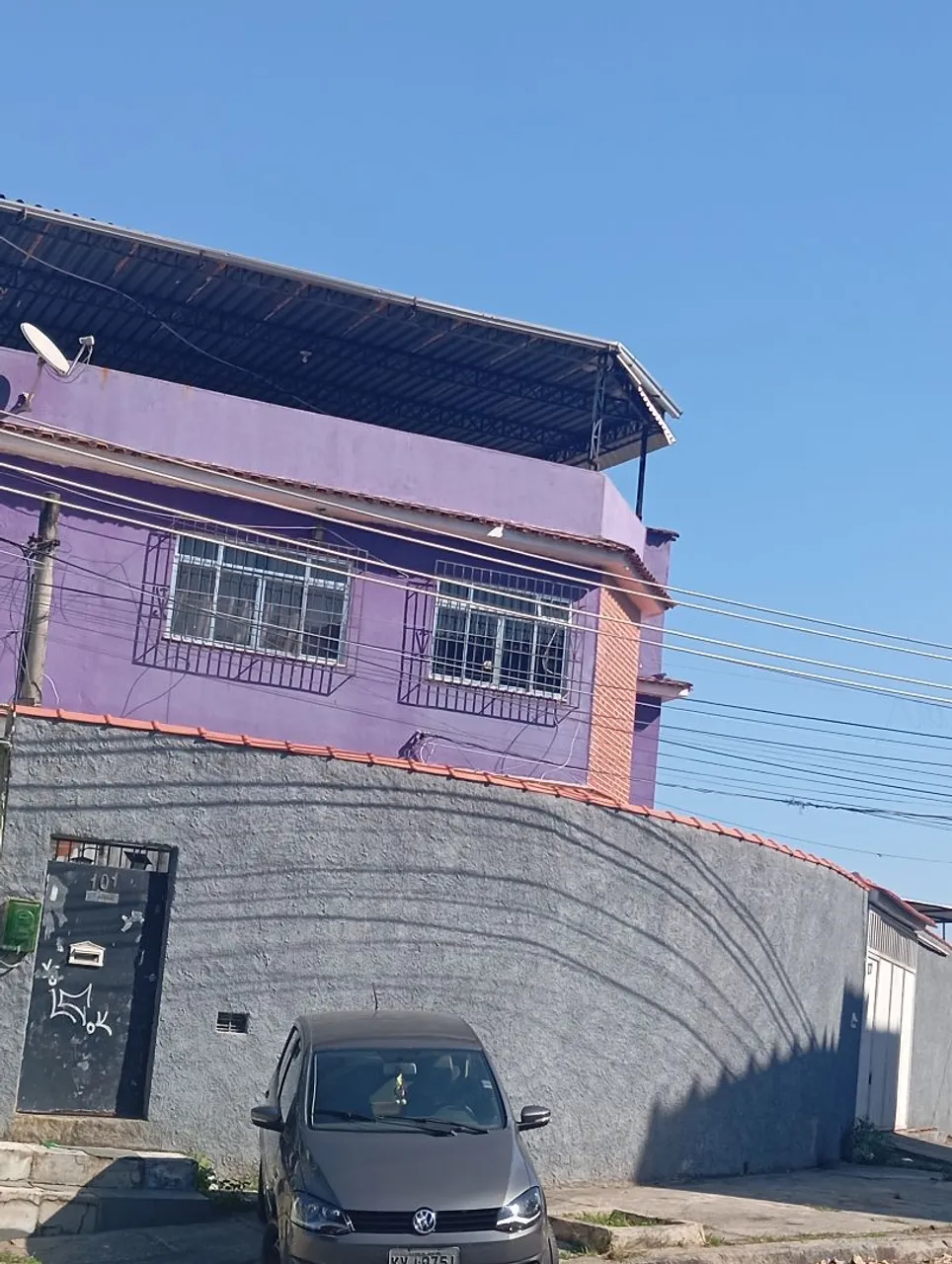 Duas casas a venda com entrada independente.