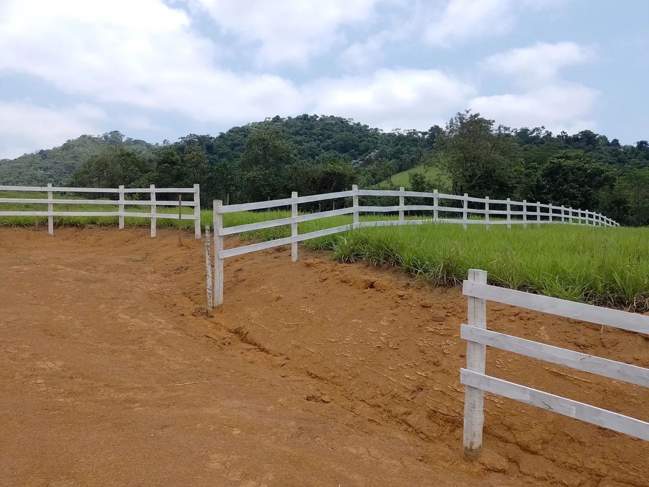 Vende-se chácara em XERÉM com 1mil M2, loteamento com apenas 9 chácaras. 