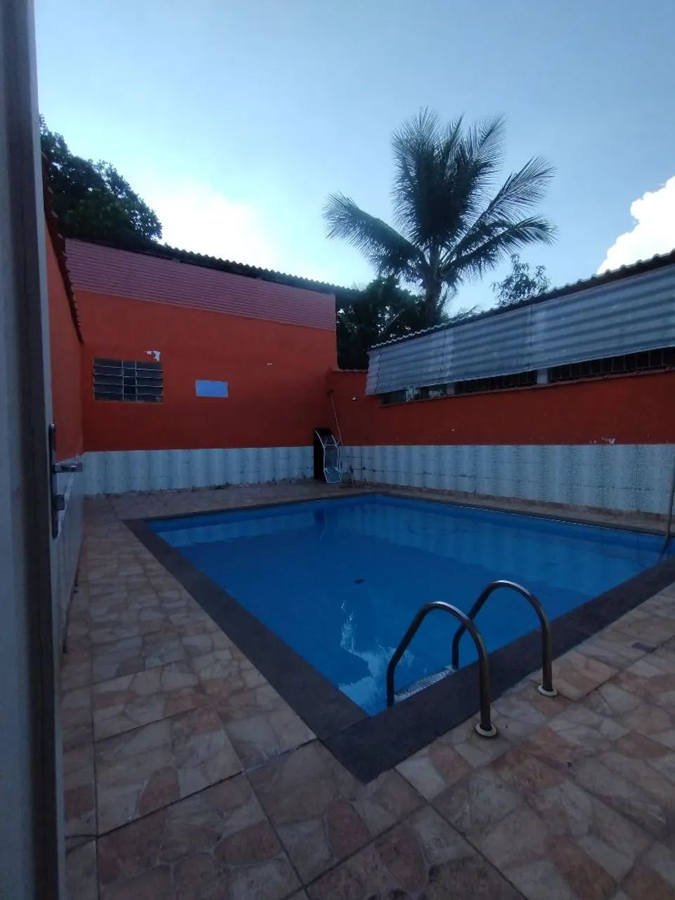 Alugo chácara com piscina.
