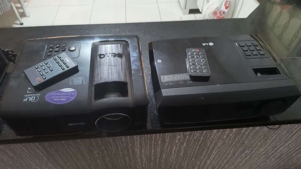 Projetores BenQ e LG