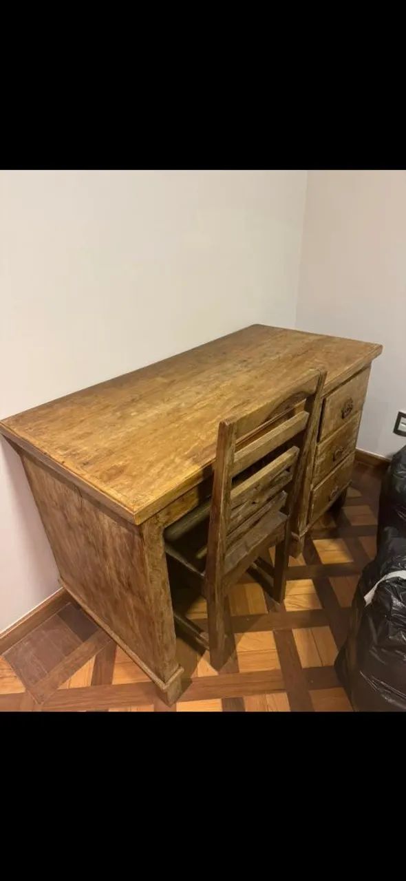 Conjunto de mesa e cadeira de madeira rústica