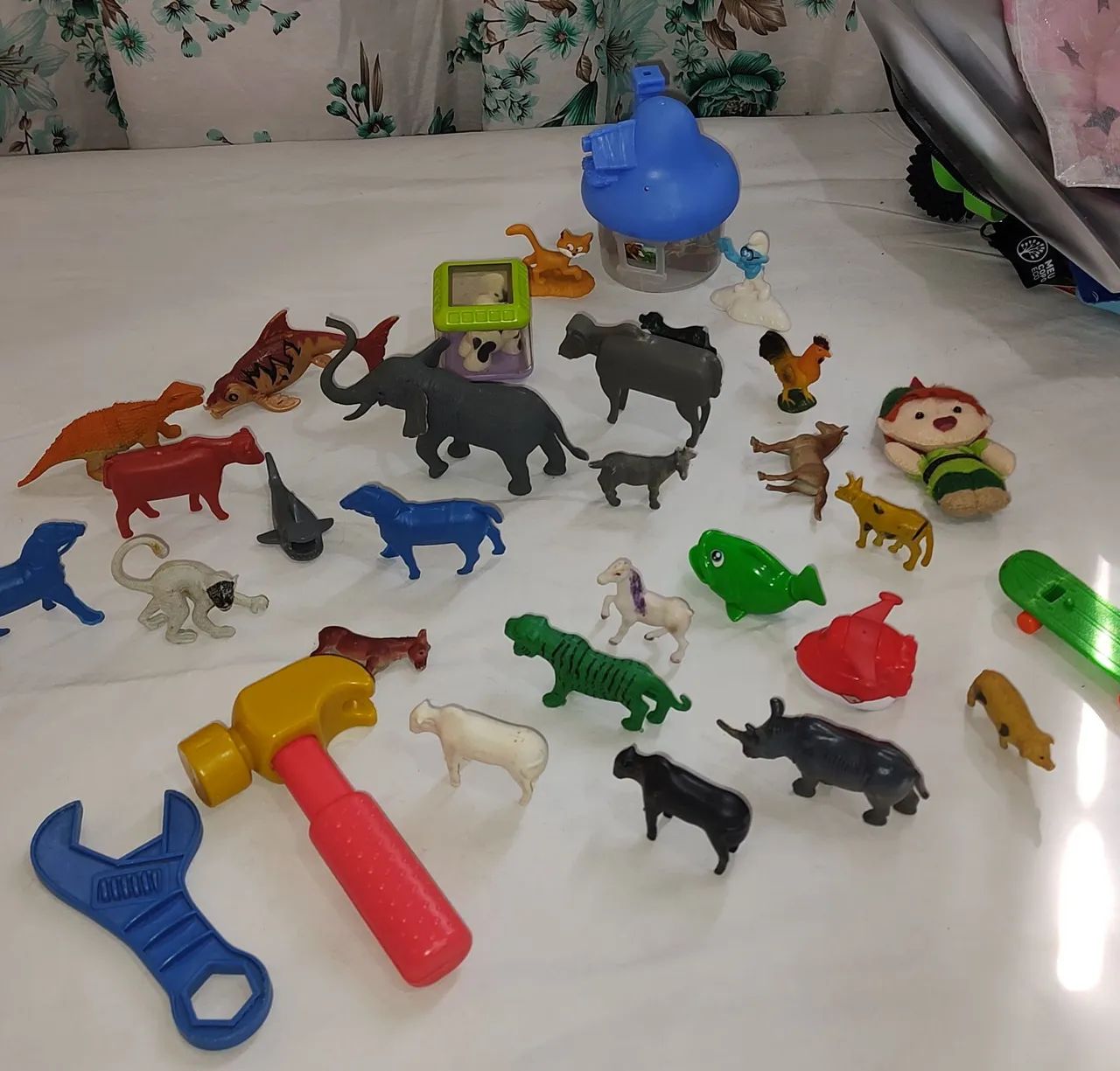 Lote de brinquedos variados: animais, ferramentas e muito mais!