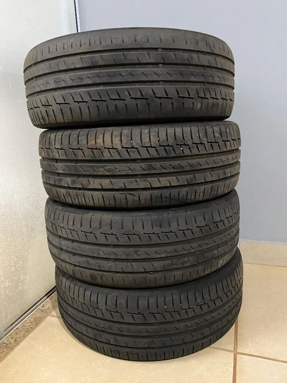 04 Pneus Continental 215/45R18 Aro 18 PremiumContact 6