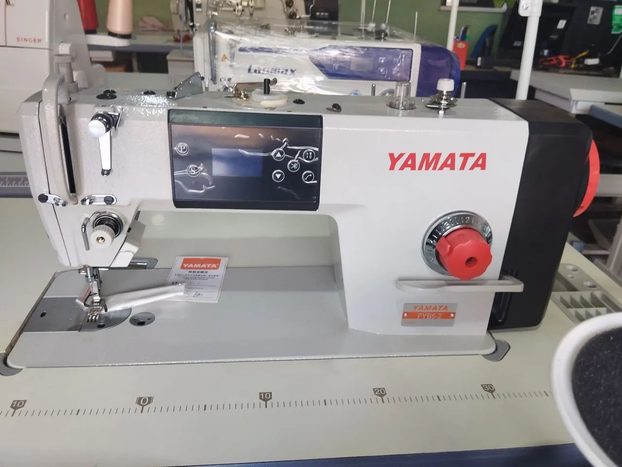 Máquina industrial reta Direct drive nova Yamata com corte de linha 