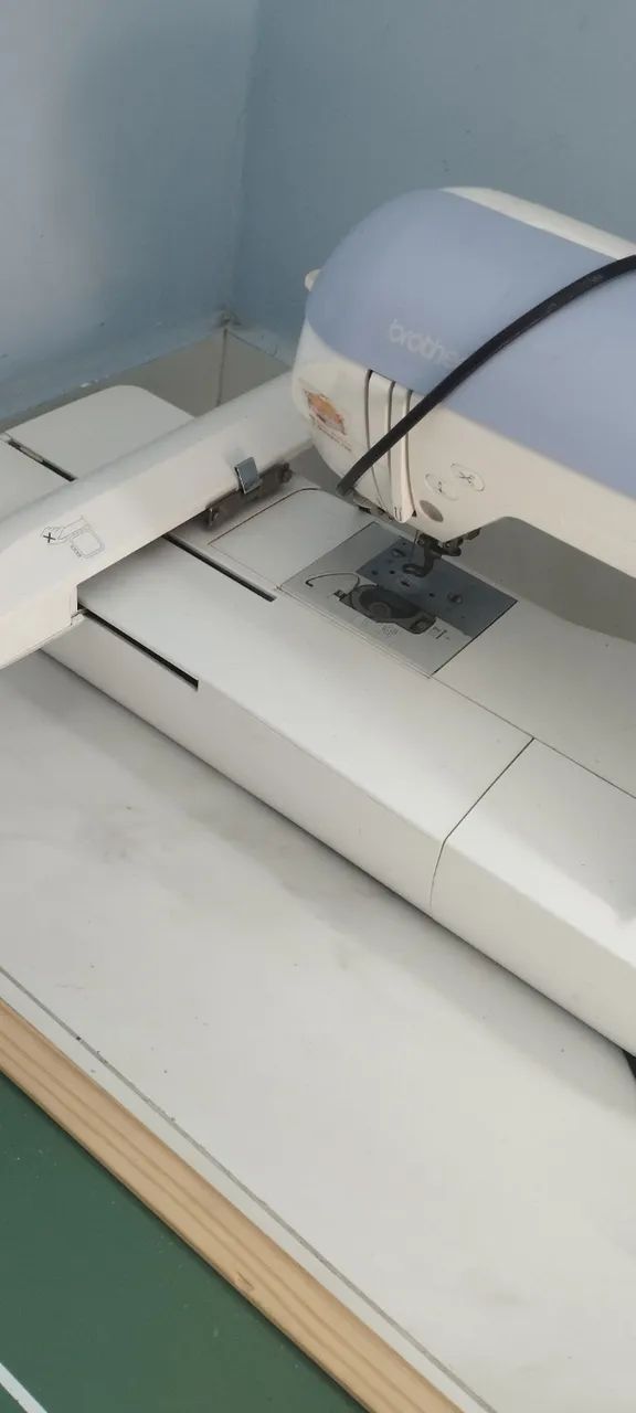 Máquina de bordar Brother PE 770