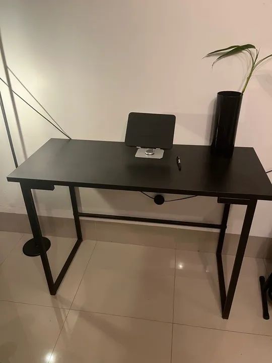 Mesa de Escritório Moderna em Metal Preto