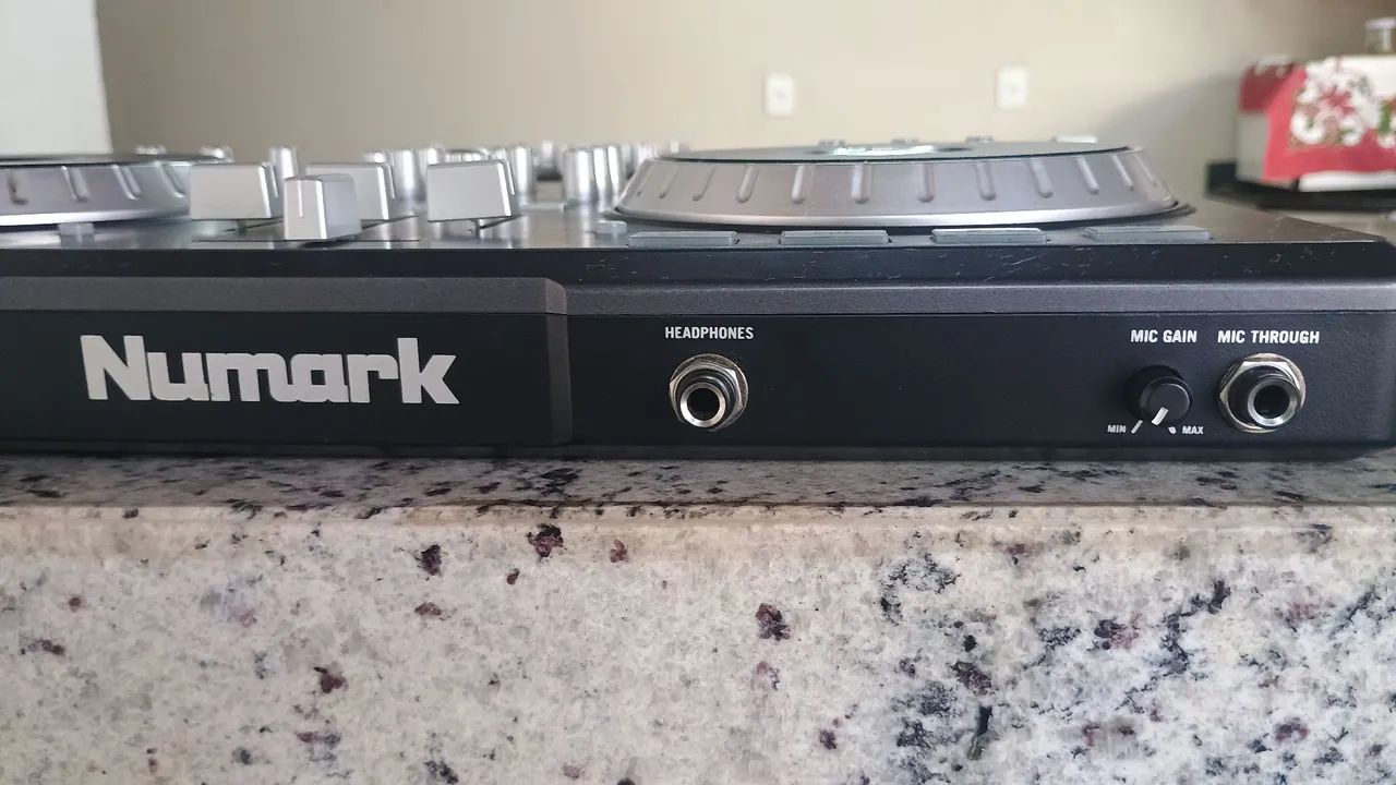 Controladora DJ Numark MixTrack Pro - Foto 2