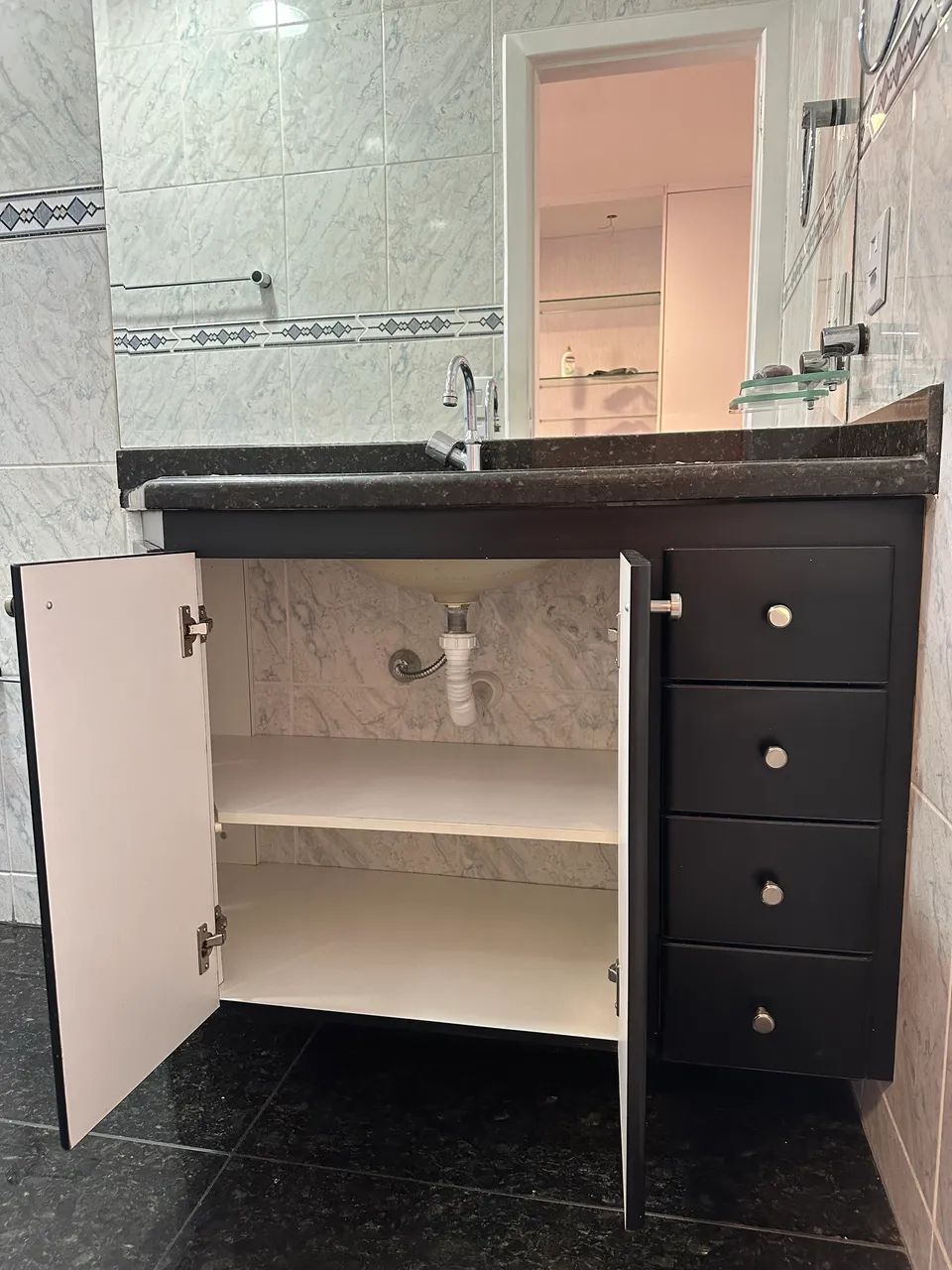 Bancada de granito com pia embutida, gabinete e vaso sanitário  - Foto 3