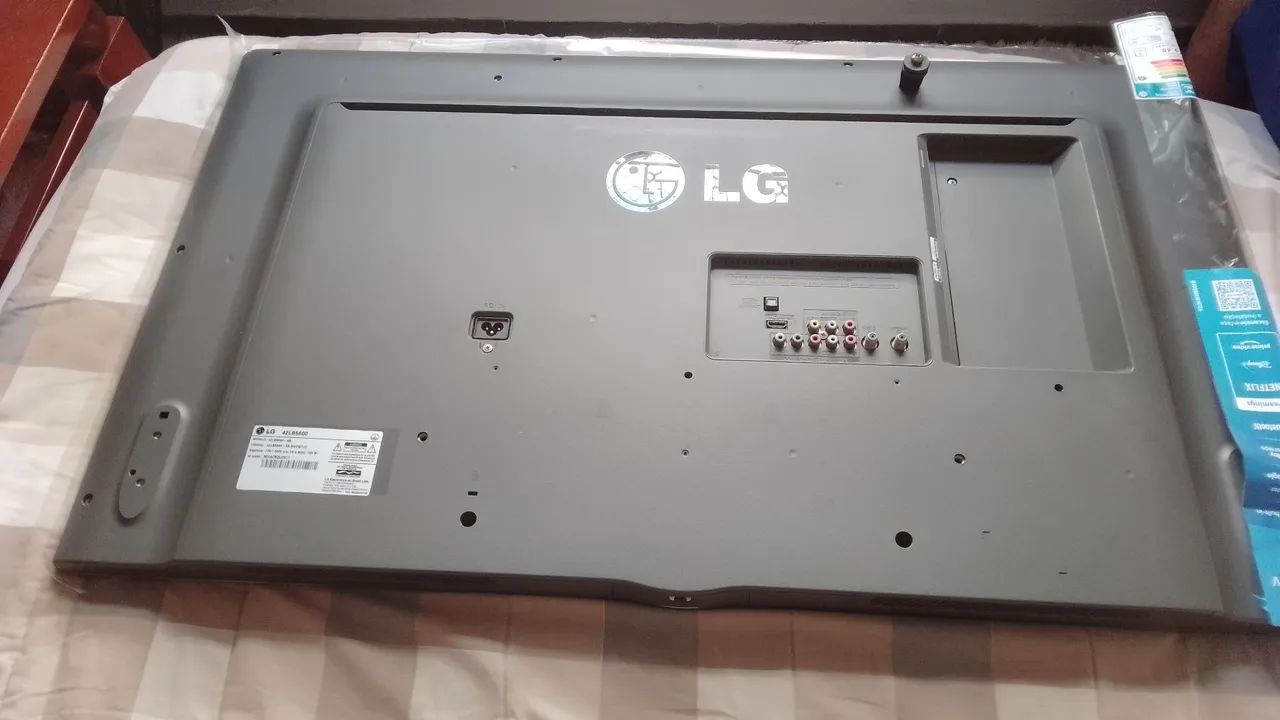 Vendo TV LG LED 42 polegadas SEM OS PÉS E COM DEFEITO  - Foto 2