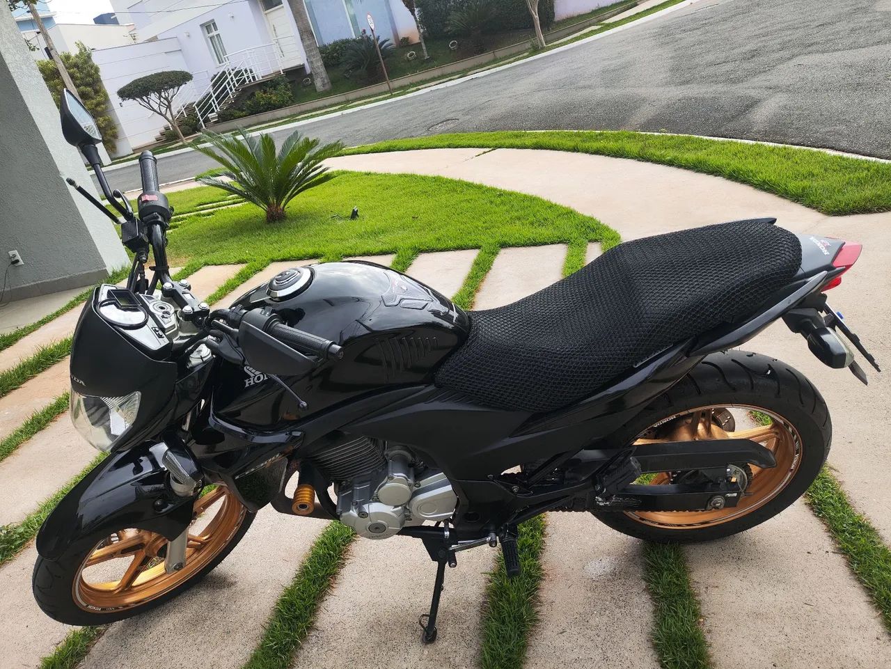 CB300R - Licenciada 2025
