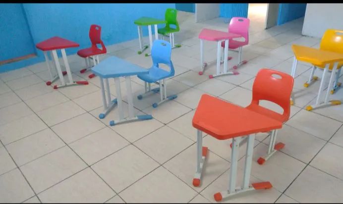 Conjunto de Mesa e Cadeiras Infantil Coloridas