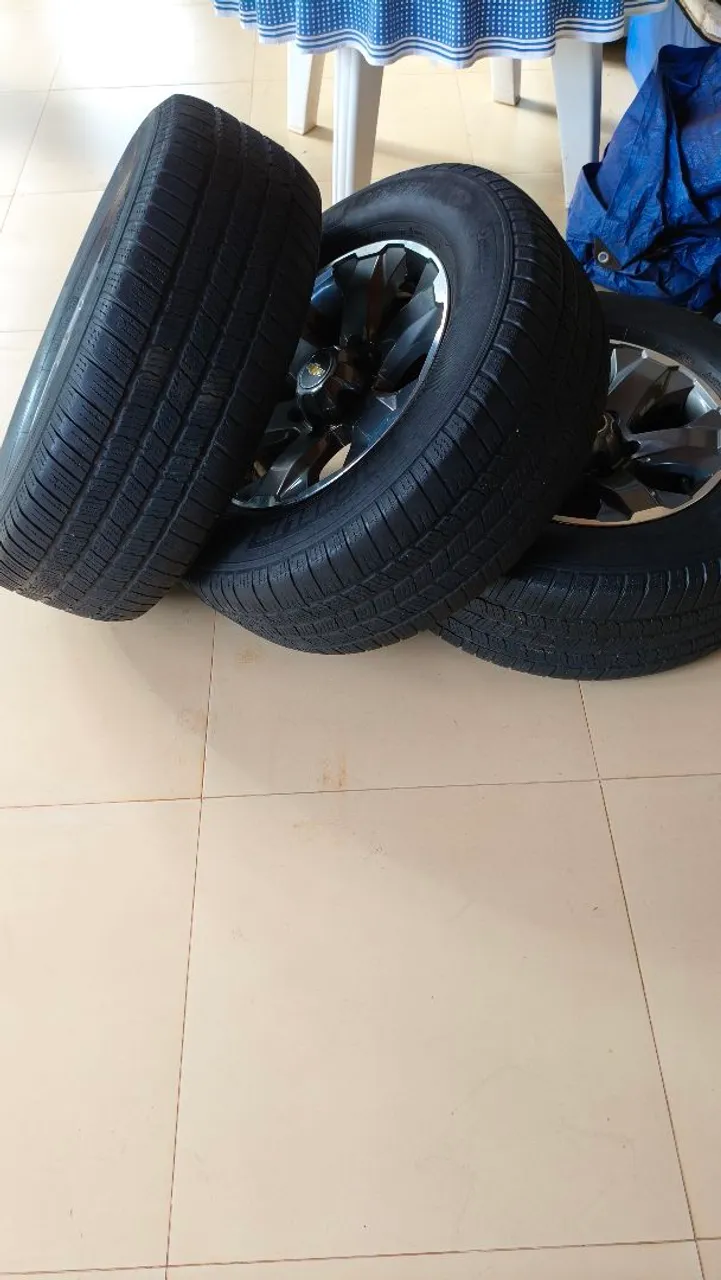 Jogo de Rodas com Pneus