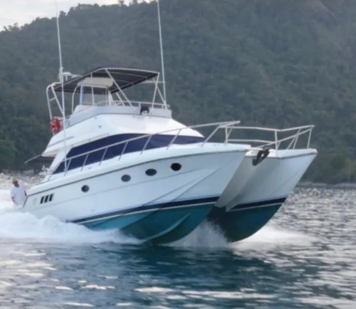 Lancha Catamarã Mares 40