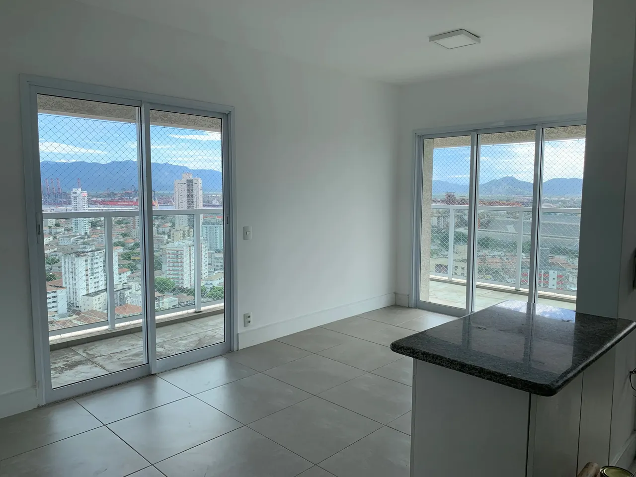 Alugo com 79 m2, 2 quartos , suite 2 vagas, arrumação, valor é pacote, Ponta da Praia - Sa