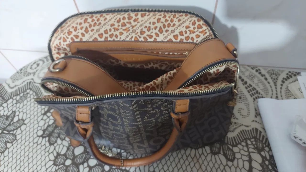 Bolsa Chenson marrom com chaveiro de ursinho - Foto 3