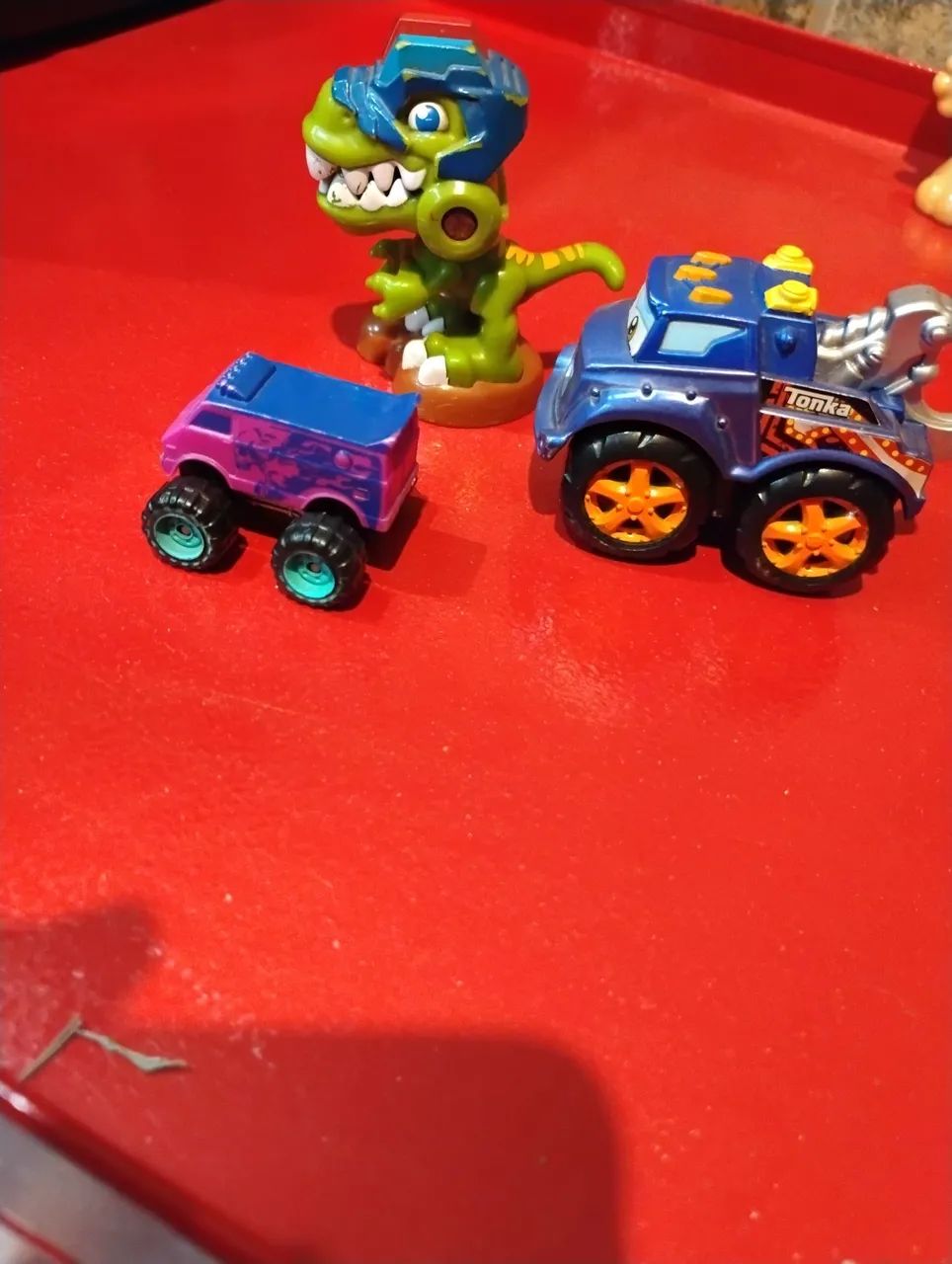 Kit de brinquedos infantis Hasbro - Dinossauro e carrinhos - Foto 4