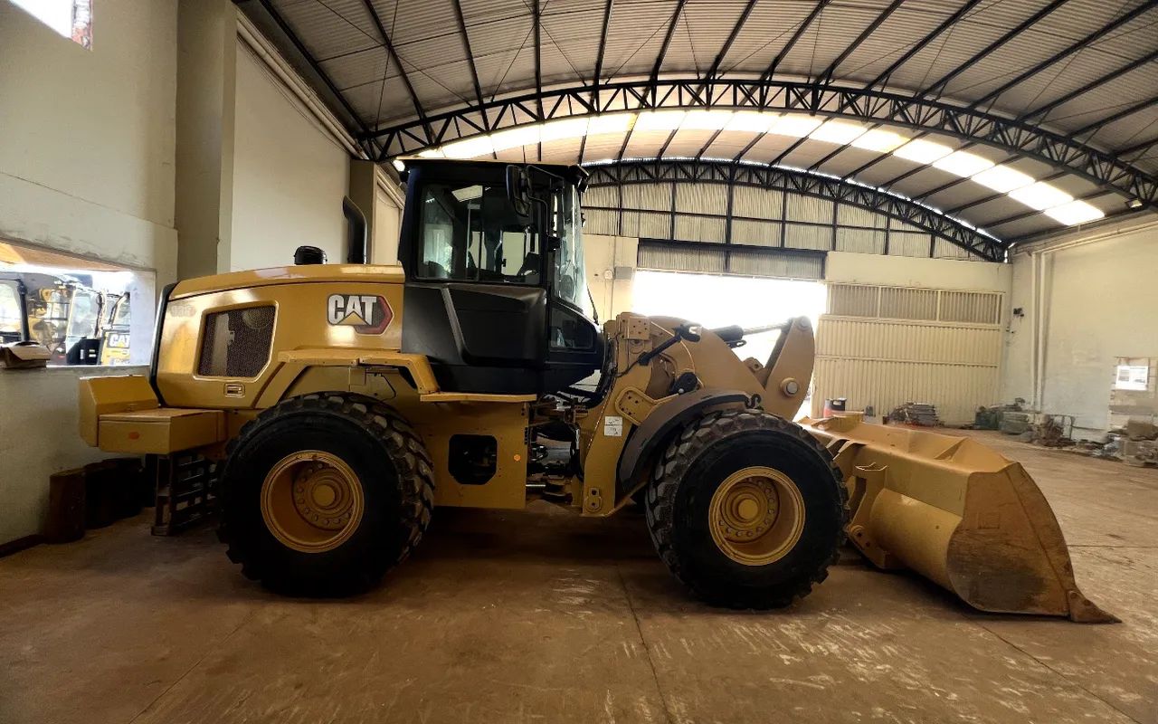 Pá Carregadeira Caterpillar 938 ano 2021 com 6.500 horas e ar condicionado, em SP