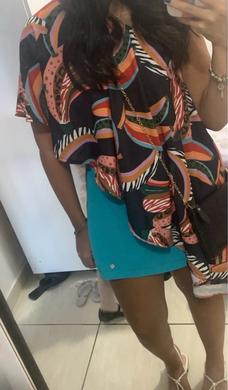 Look moderno com estampa vibrante