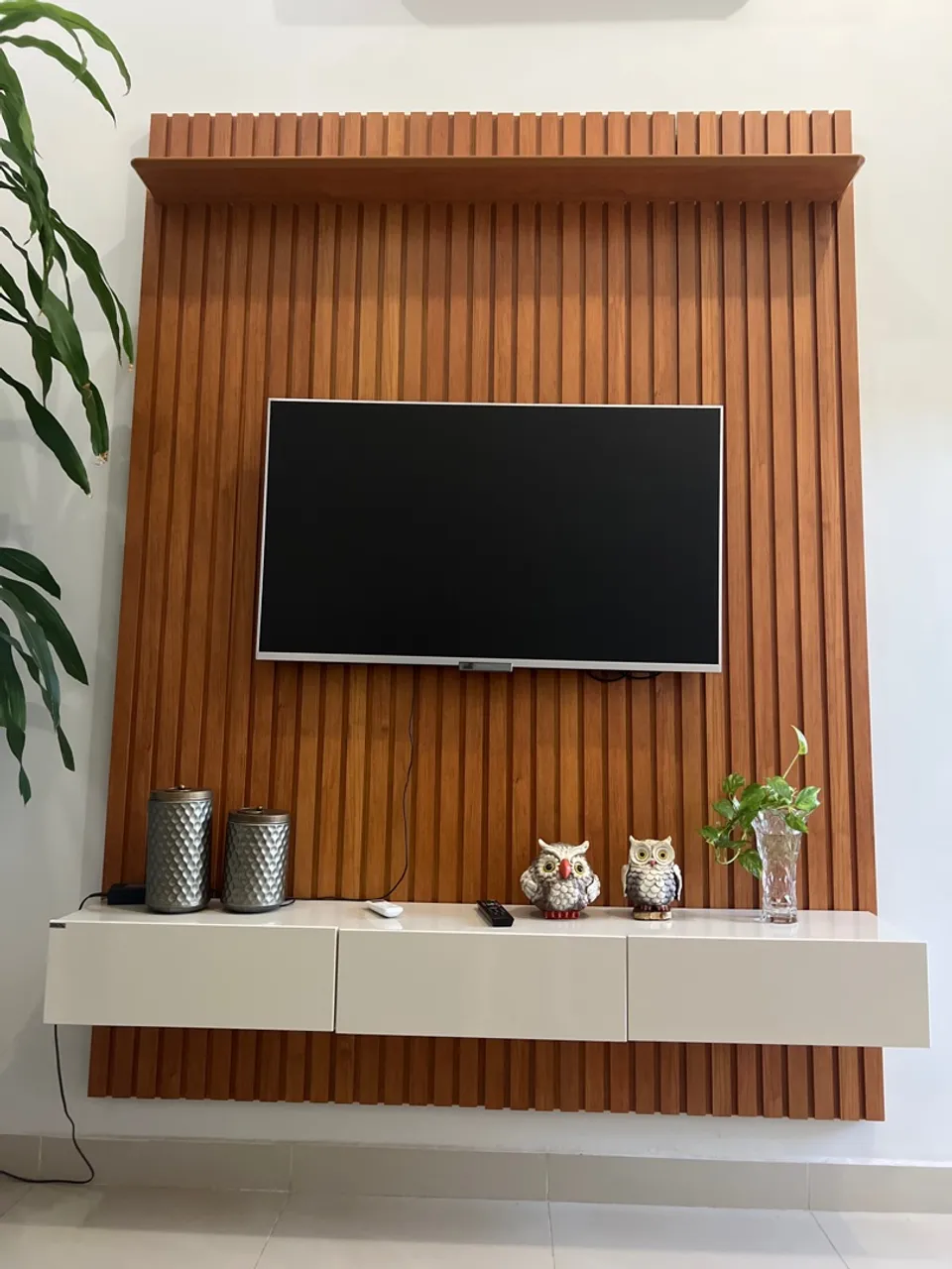 Painel de TV com Rack Suspenso e Detalhes Decorativos