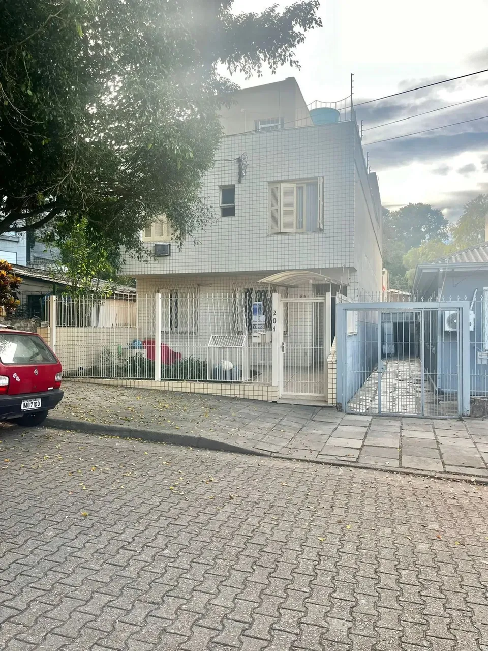 Apto térreo, 01 dorm, água quente, área fechada, 50 m², 200 m do Shopping Wallig